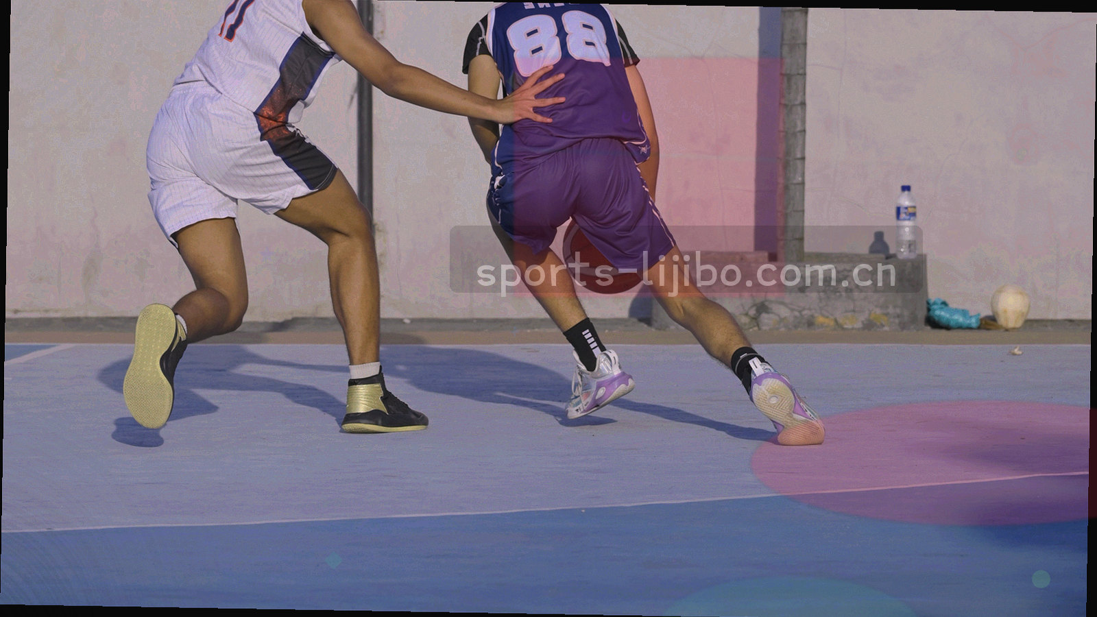 深墨绿底色上交织荧光青与橙色细线的抽象数据纹理